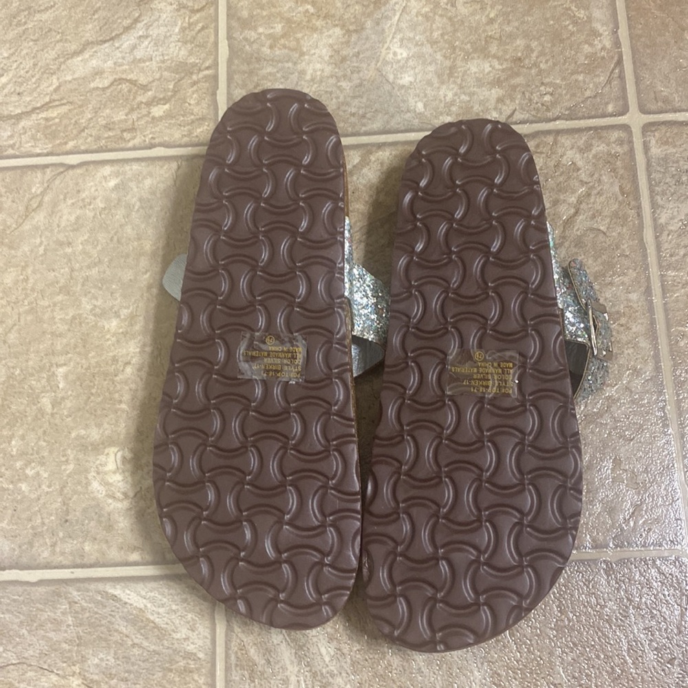 7.5 Sandals - Picture 2 of 2